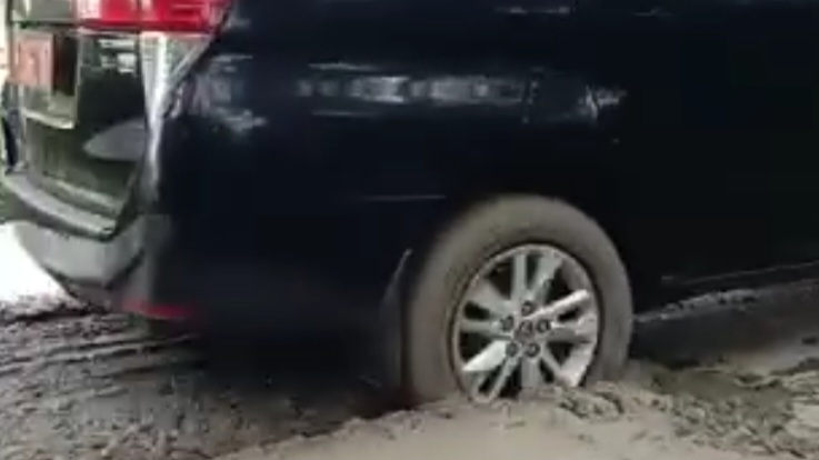 Mobil Dinas Pejabat Lubukinggau Terobos Jalan Cor Basah di Musi Rawas, Wali Kota Berikan Sanksi Ini