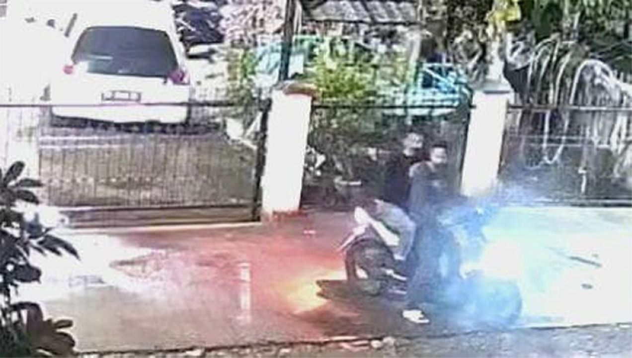 Bandit di Lubuk Linggau Gotong Motor Keluar Rumah Ketua RT, Terekam CCTV