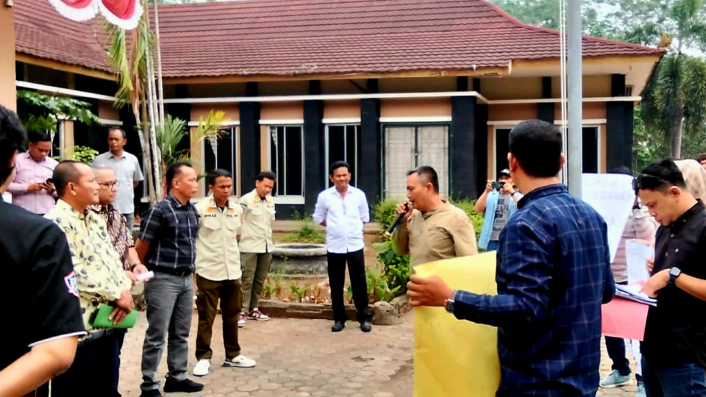 Didemo Belasan Massa, Kepala Bappeda Musi Rawas Ichsanuddin: Dicopot Pun Alhamdulillah