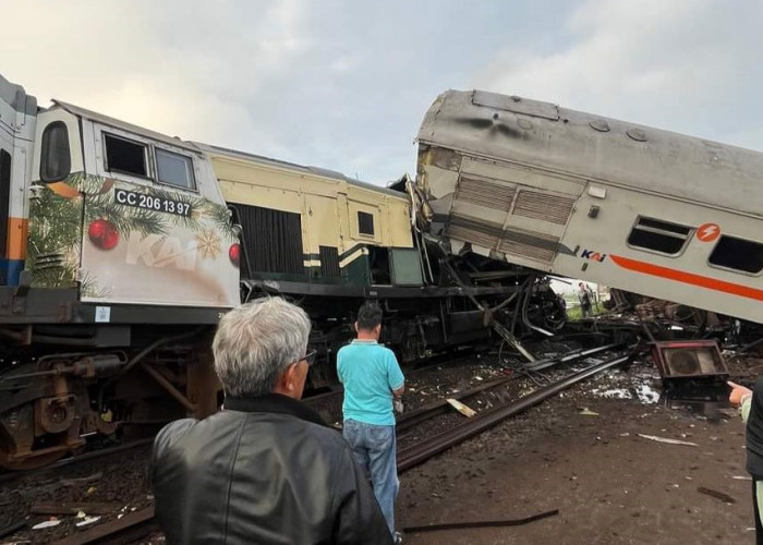 Kecelakaan Kereta Awal Tahun KA Turangga dan Commuter Line Bandung Raya Satu Masinis Tewas