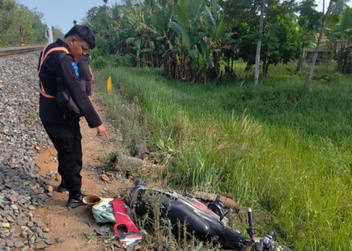 Sudah Diklakson, Tetap Nekat Terobos Perlintasan, Pengendara Motor di OKU Timur Tewas Ditabrak Babaranjang