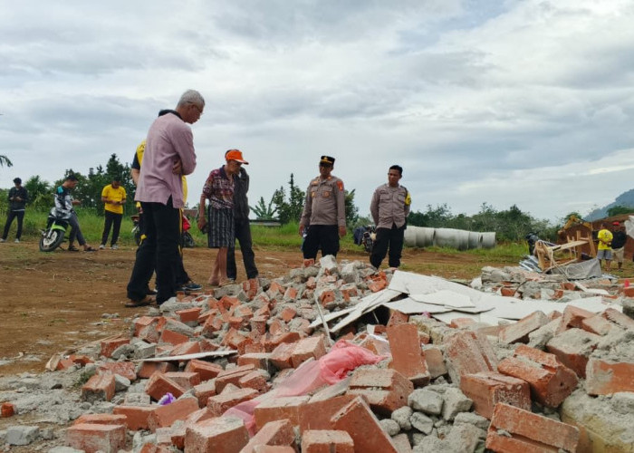 Rumah Warga Lubuk Linggau Roboh Rata dengan Tanah, Asep Ditimpa Kayu Saat Menyelamatkan Diri