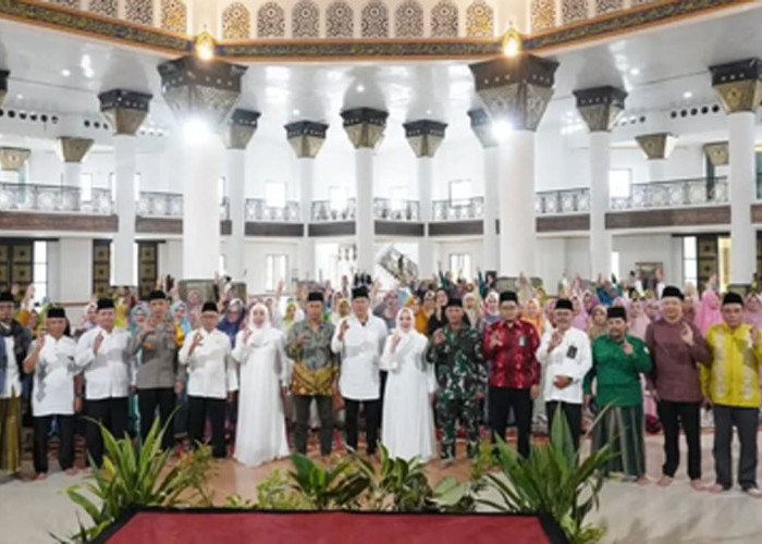 Bupati Hj Ratna Machmud Hadiri Peringatan Isra Mi'raj di Masjid Darussalam Musi Rawas