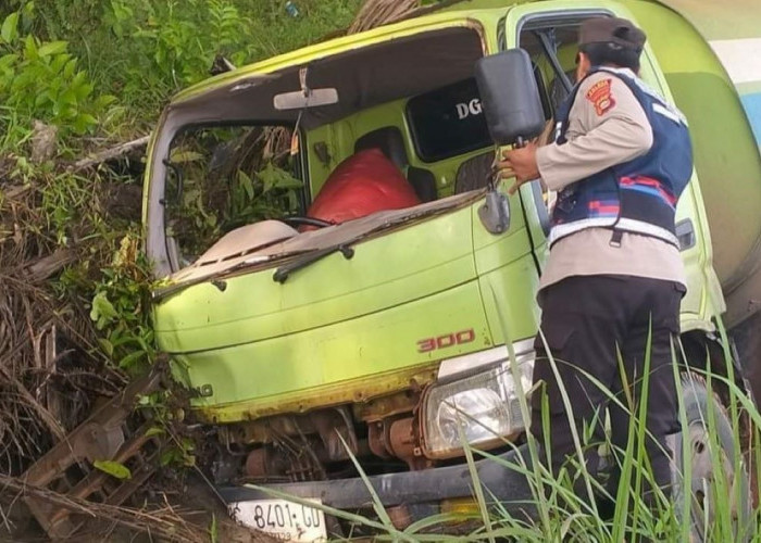 Tragis Tabrakan Truk Tangki dengan Sepeda Motor di Rawas Ilir Muratara, Korban Terpental ke Rawa