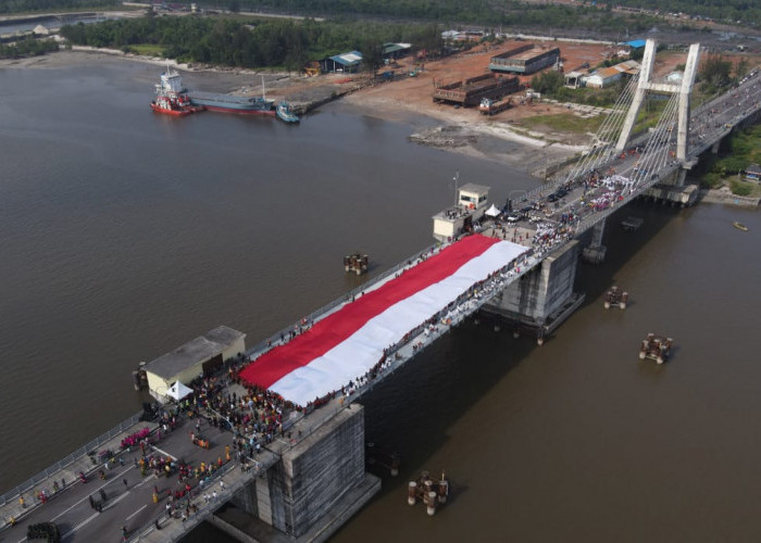 Peringati Hari Lahir Pancasila, Bendera Merah Putih Raksasa Terbentang di Jembatan Emas Pangkalpinang