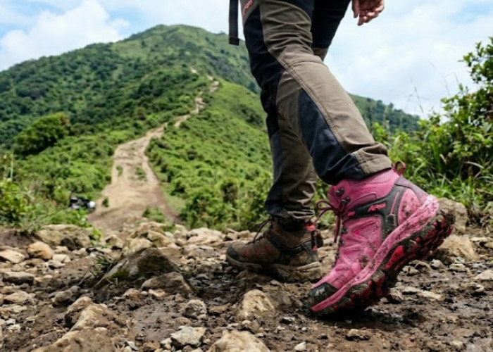 7 Rekomendasi  Sepatu Hiking Wanita, Kece dan Berkualitas