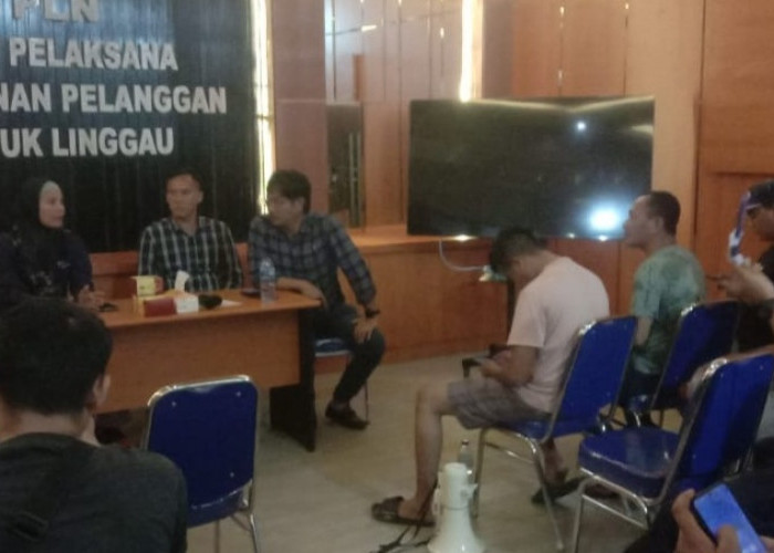 UP3 PLN Lubuk Linggau Didemo, Massa Bakar Ban, Ini Tuntutannya 