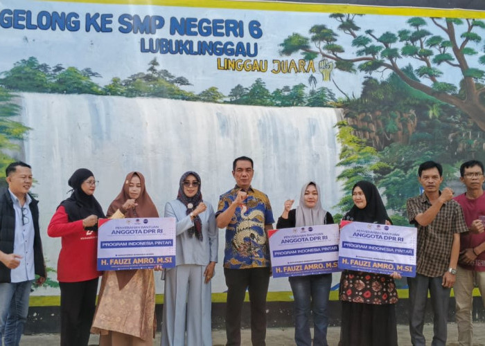 Anggota DPR RI Fauzi Amro Salurkan Bantuan PIP ke Sekolah di Lubuk Linggau