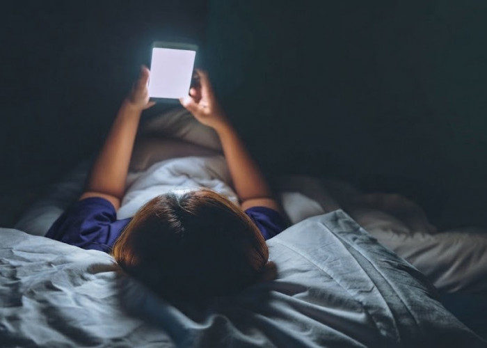 Terbiasa Scroll HP Sebelum Tidur? Ini 4 Dampak yang Perlu Diwaspadai 