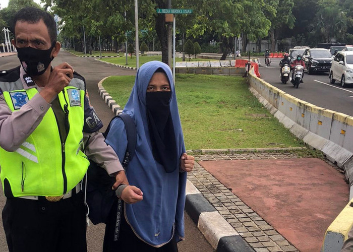 Wanita Bercadar Todong Paspampres Pakai Pistol di Depan Istana Negara