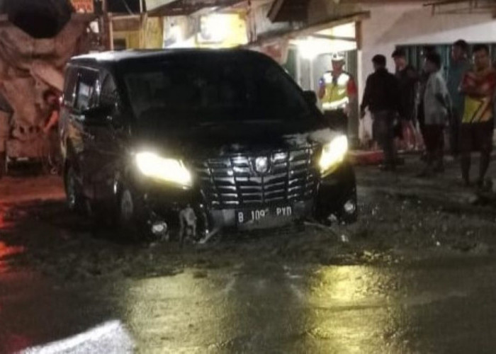 Pengacara Menerobos Cor Basah dengan Mobil Alphard di Palembang, Kena Getahnya Terjebak di Jalan