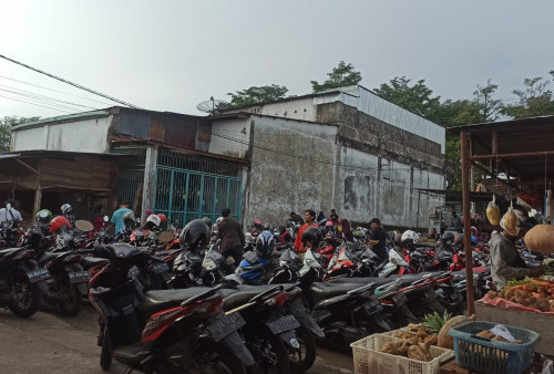 Parkiran Sepeda Motor Pasar Moneng Sepati