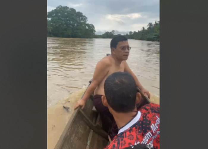 Bertelanjang Dada, Bupati Muratara H Devi Suhartoni Cek Jembatan Gantung Putus