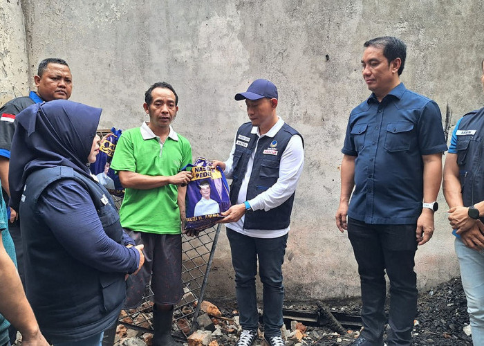 Anggota Komisi XI DPR RI Fauzi H Amro Bersama DPD NasDem Lubuklinggau Berikan Bantuan Korban Kebakaran