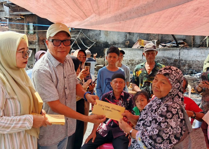 Kebakaran 10 Rumah dan 1 Gudang di Lubuk Linggau, Keluarga Besar H Epi Samsul Komar Salurkan Bantuan