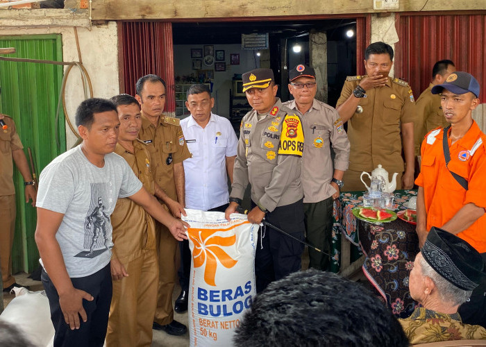 Kapolres AKBP Koko Arianto Wardano Dampingi Pendistribusian Bantuan Banjir Muratara