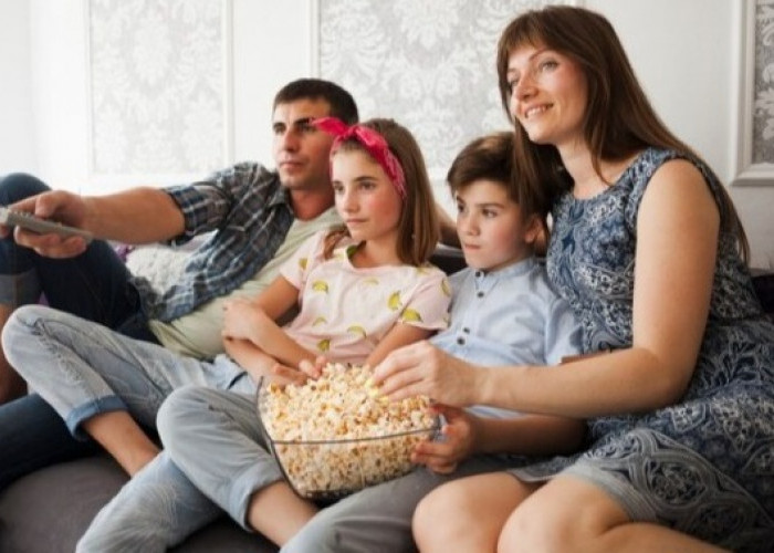 6 Tips Seru Menonton Film Bersama Keluarga di Rumah, Jangan Lupa Selimut dan Bantal  