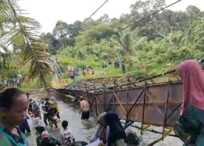 Dek Pegangan, Detik-detik Jembatan Gantung Putus di Objek Wisata Lubuk Linggau Saat Tahun Baru 2025