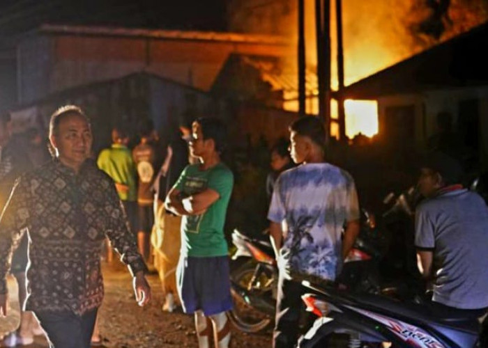 Tengah Malam, Pj Bupati Apriyadi Mendadak Turun dari Mobil Bantu Warga Korban Kebakaran 