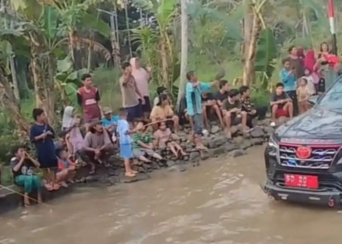 Heboh! Warga Bengkulu Mancing Di Jalan, Sebuah Cara Nyindir Pemerintah