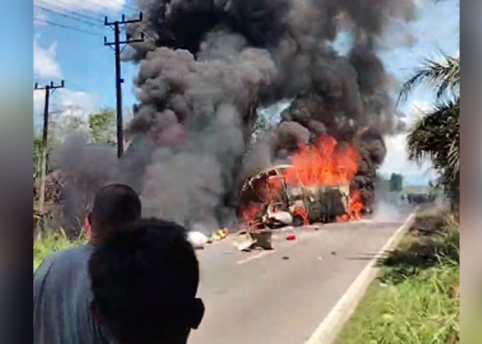 BREAKING NEWS: Bus dan Truk Terbakar di Jalinsum Karang Jaya Muratara