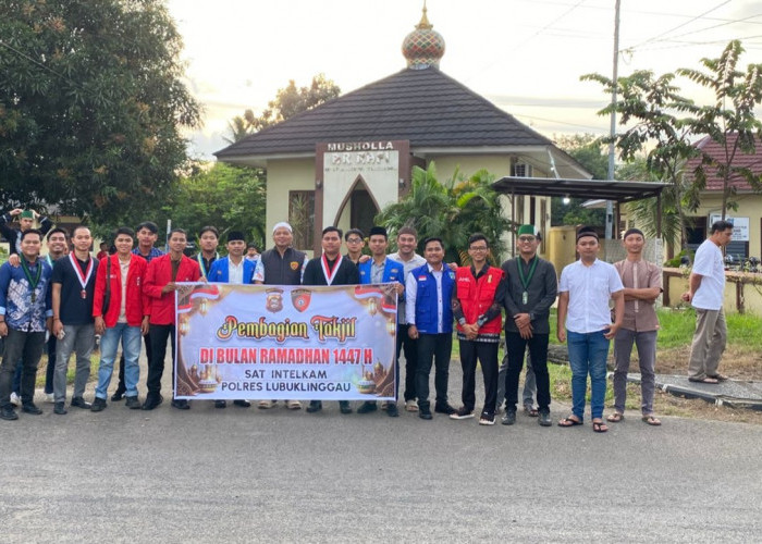 Sat Intelkam Polres Lubuk Linggau Bersama OKP Cipayung Plus Bagikan Takjil Ramadan