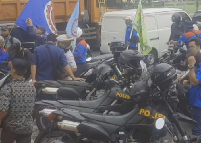 Tutup Jalan Tol, Aksi Mogok Nasional Buruh di Bekasi, Menolak Perhitungan Kenaikan UMP 2024