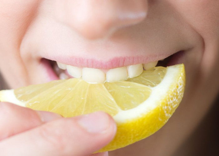 Cara Memutihkan Gigi dengan 7 Bahan Alami ini, Pasti Manjur!