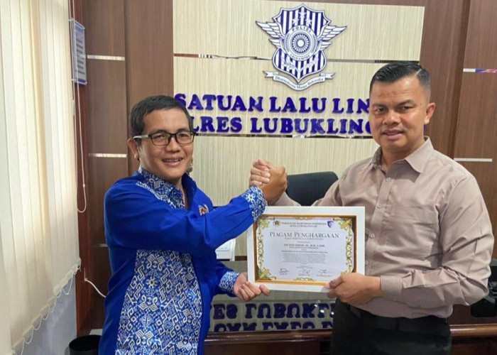 PWI Lubuk Linggau Anugerahkan Penghargaan Kepada Kasat Lantas dan Kanit Kamsel Polres Lubuk Linggau
