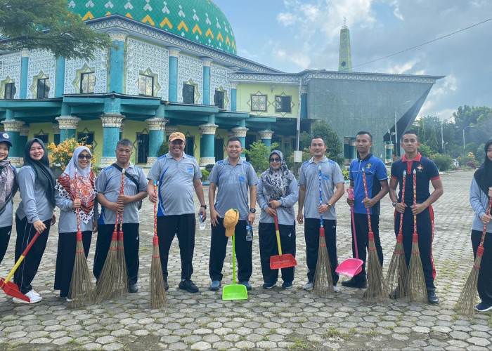 Kalapas Narkotika Kelas IIA Muara Beliti Ajak Pegawai Bersih-Bersih Masjid Agung Darussalam Musi Rawas