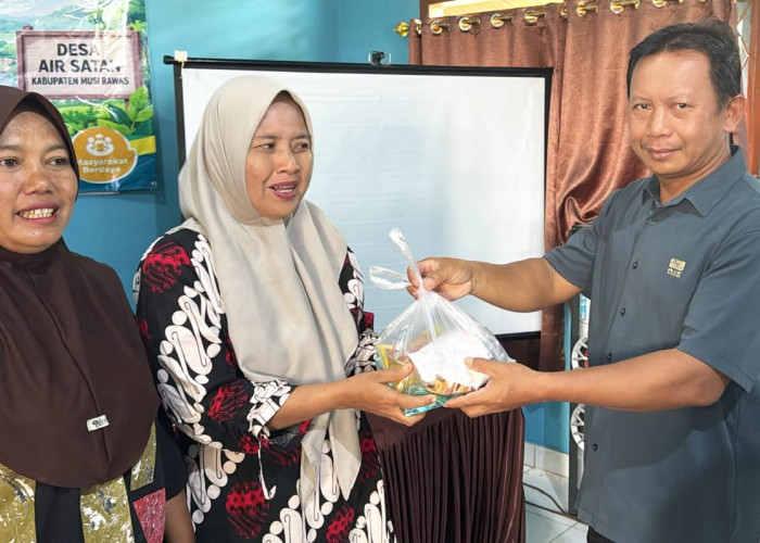 Dosen Poltekkes Kemenkes Palembang Edukasi Warga Air Satan Kenali Baby Blues, Peserta Dapat Doorprize