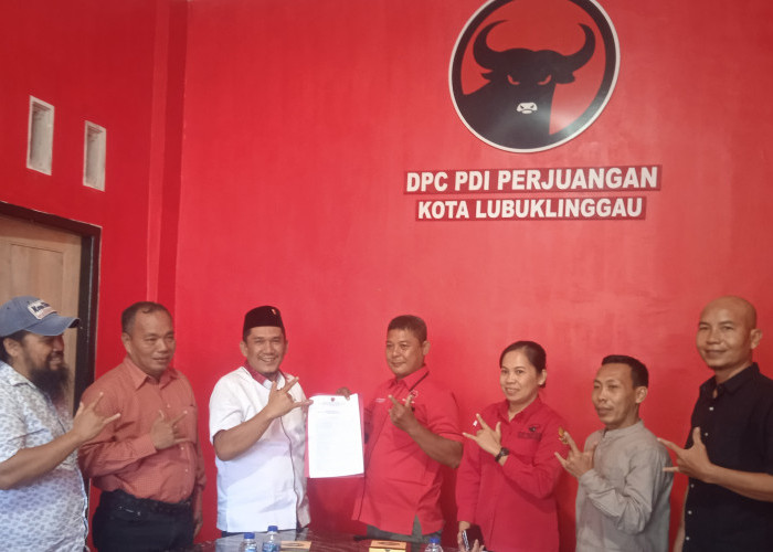 Berjuang dan Optimis, Hendri Almawijaya Ambil Formulir di PDIP Lubuk Linggau