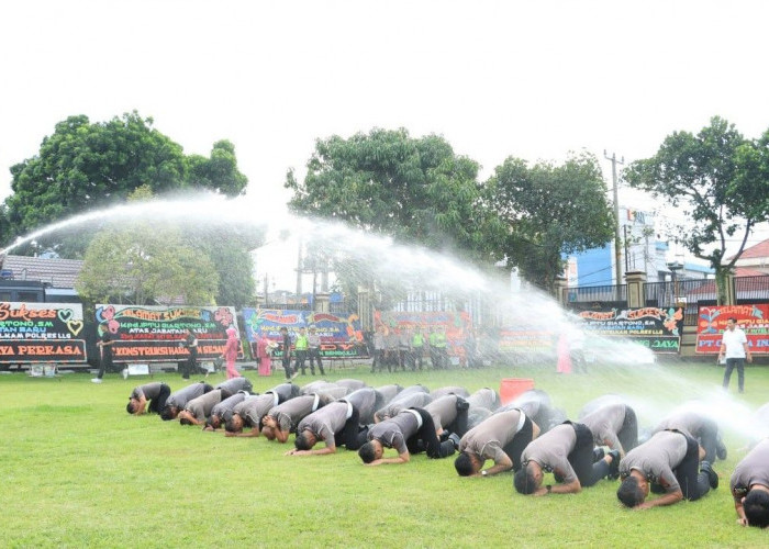 Naik Pangkat, 48 Anggota Polres Lubuk Linggau Disiram Water Canon