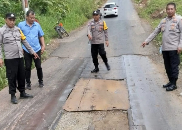 Polisi Tambal Jembatan Berlubang di BTS Ulu Musi Rawas, Berkali-kali Sebabkan Kecelakaan