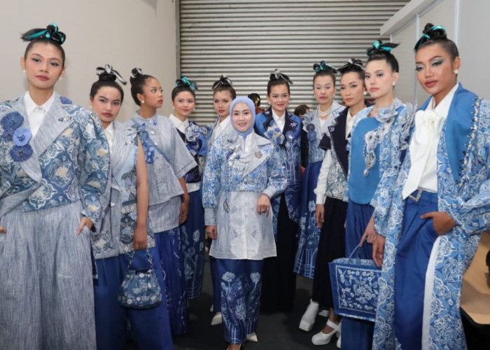 Motif Batik Ulingge dan Tunjuk Langit Tampil Memukau di Kriyanusa, Koleksi Fashion Show Langsung Laku Terjual