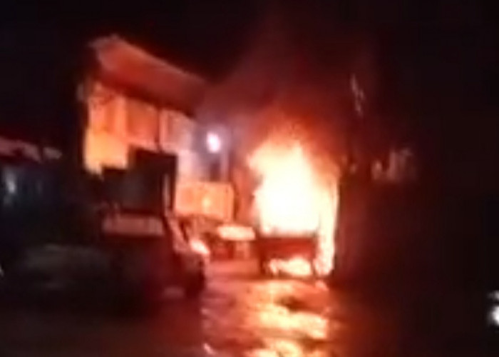 Kebakaran Bengkel dan Mobil di Mangga Besar Kenanga Lubuklinggau