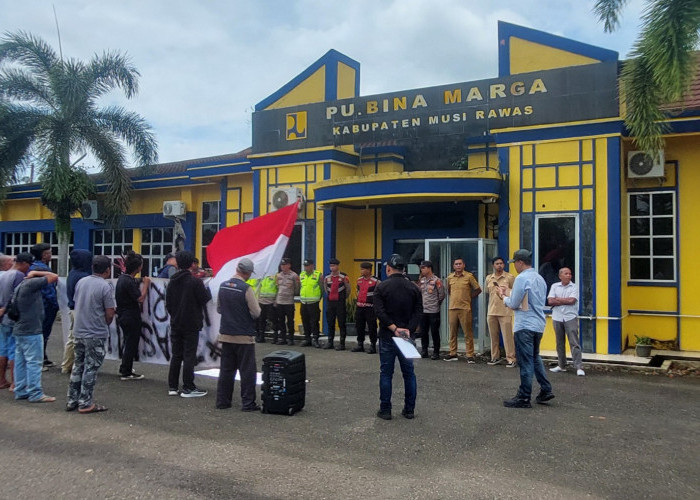 Kantor PU Bina Marga Musi Rawas Didemo, Massa Pertanyakan Pengembalian Temuan BPK Rp8,6 Miliar
