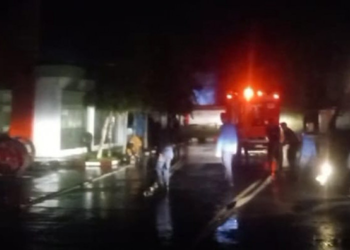 BREAKING NEWS: Bedeng Belakang SPBU di Lubuk Linggau Terbakar, Satu Korban Dikabarkan Tewas 