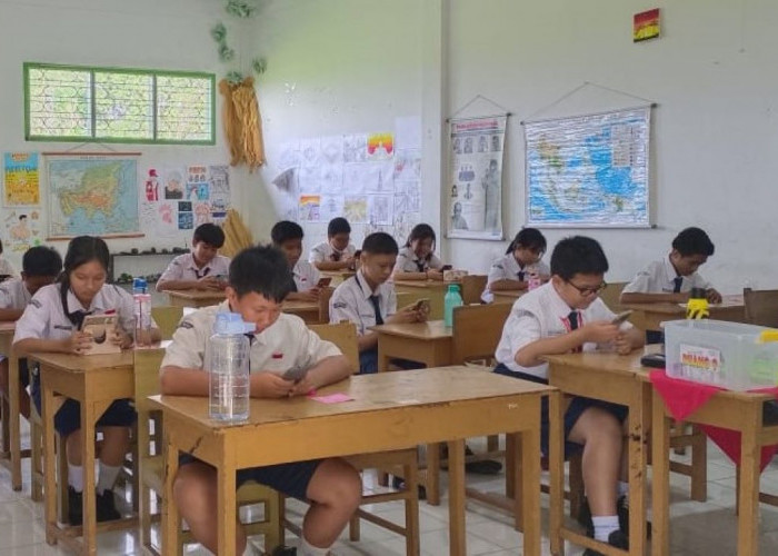 Manfaatkan Teknologi dengan Bijak, SMP Xaverius Lubuk Linggau Ujian Pakai HP