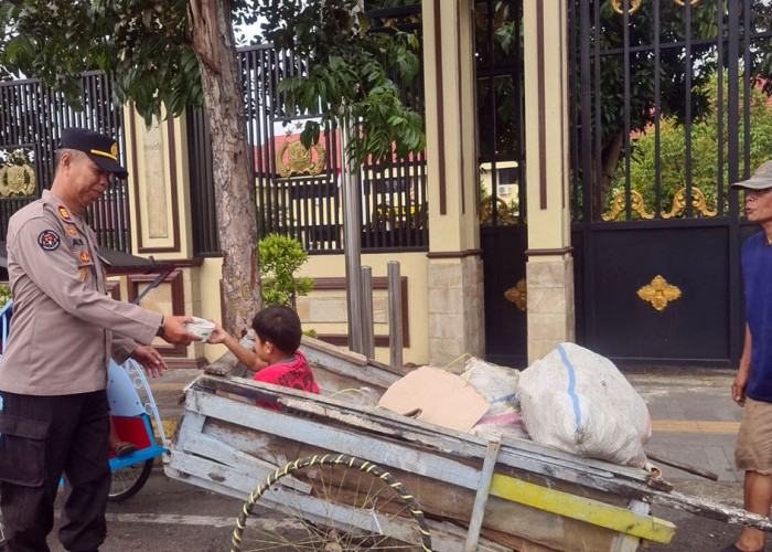 Ramadan 2026: Polres Lubuk Linggau Bagi Takjil Gratis, Sasar Tukang Ojek hingga Pedagang Asongan