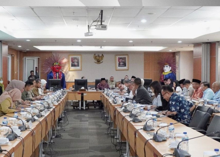 Wadaw, DPRD DKI Jakarta Gelontorkan Rp3 Miliar Demi Seragam Baru dan Pin Emas