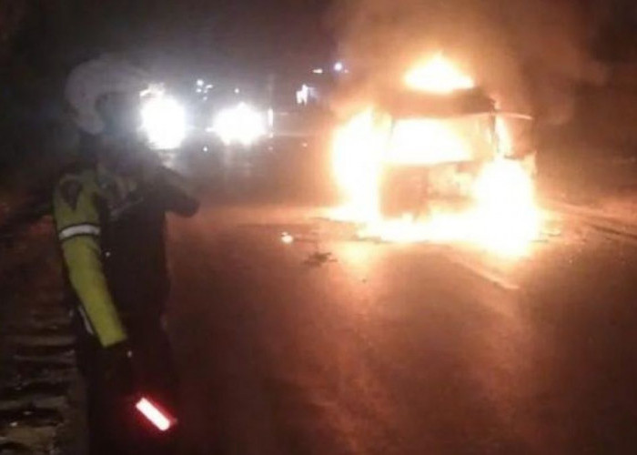 Truk Menabrak Minibus Hingga Terbakar Hebat di Jalintim Palembang – Betung, Begini Nasib Sopir