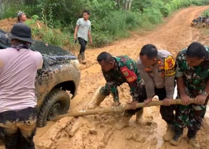 Momen Mengharukan, Petugas di Muratara Antarkan Logistik Pemilu, Lintasi Banjir Hingga Jalan Jelek