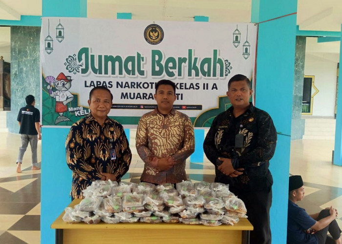 Lapas Narkotika Muara Beliti Gelar Jumat Berkah, Bagikan Makanan ke Jemaah Masjid Agung Darussalam Musi Rawas