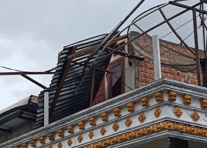 Masjid Milik Anggota DPR RI SN Prana Putra Sohe Diterjang Puting Beliung, 7 Rumah Rusak