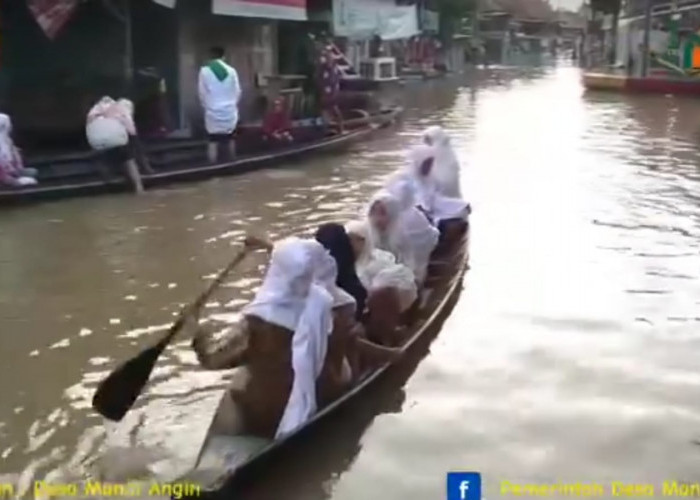 IDUL FITRI 2024, Banjir Warga Rawas Ilir Muratara Terpaksa Naik Perahu untuk Salat Id
