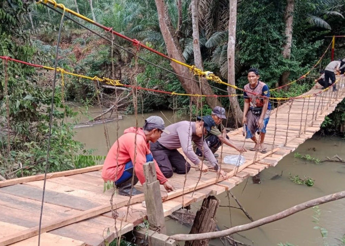 Ancam Keselamatan Pelajar, Polres Musi Rawas Perbaiki Jembatan Gantung di Sukakarya