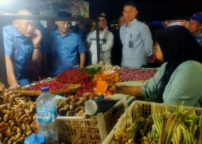 Blusukan di Pasar Bukit Sulap, Yoppy-Rustam Janji Akan Beri Solusi Persoalan Pedagang