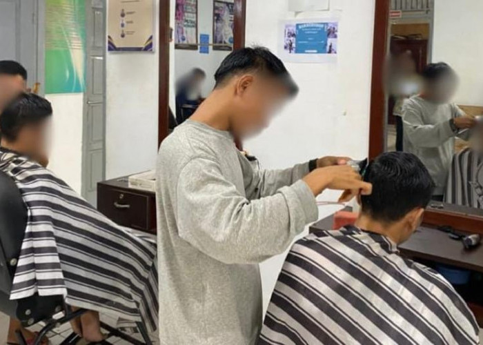 Tetap Prima di Bulan Suci Ramadan, Pangkas Rambut Lapas Narkotika Muara Beliti Layani Warga Binaan