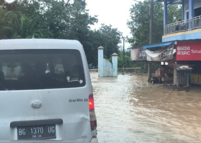 Jalan Penghubung 2 Kecamatan di Muratara Dikepung Banjir, Kendaraan Lewat Bayar Sukarela